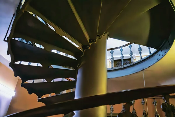 Крупный План Красивой Кованой Железной Внешней Винтовой Лестницы — стоковое фото