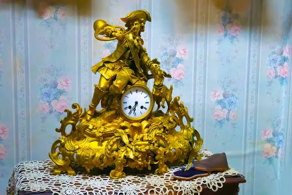 Alte Oldtimer Uhr Auf Dem Tisch — Stockfoto