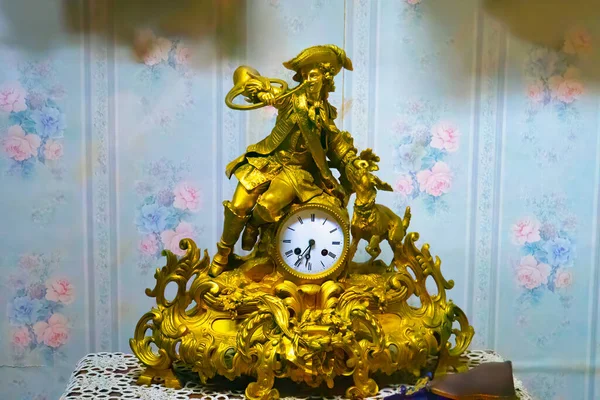 Alte Oldtimer Uhr Auf Dem Tisch — Stockfoto