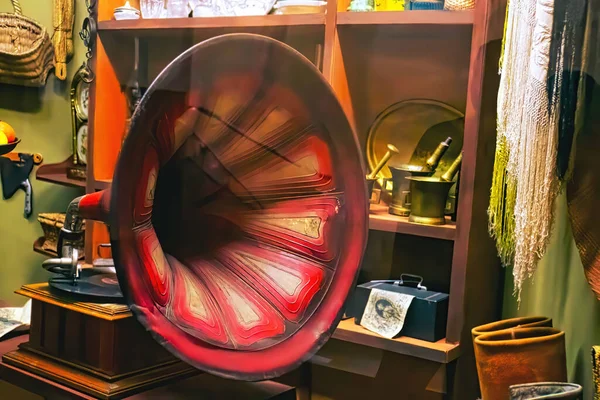 音楽の概念 暗い背景の古い蓄音機 木のテーブルの上にディスクとレトロ蓄音機トーンバックライト — ストック写真