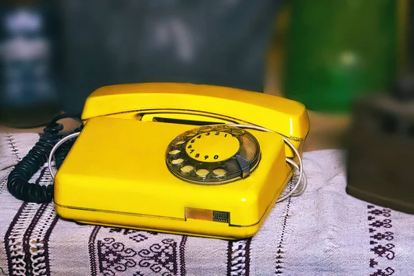 Old Retro Vintage Żółty Telefon Obrotowy Czarnym Drewnianym Stole — Zdjęcie stockowe