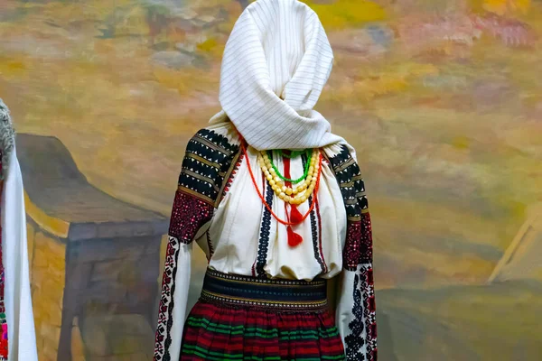 Традиционная Молдавская Одежда Вышитая Цветными Женщинами Мужских Рубашках Вышитых Рубашек Лицензионные Стоковые Изображения