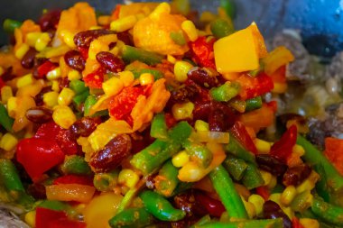 Koyu arkaplanda lezzetli ızgara sebzeler. Sağlıklı yemek, yaz yemeği konsepti..