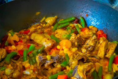 Koyu arkaplanda lezzetli ızgara sebzeler. Sağlıklı yemek, yaz yemeği konsepti..