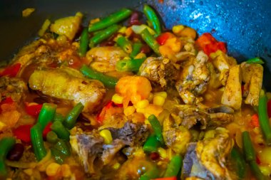 Koyu arkaplanda lezzetli ızgara sebzeler. Sağlıklı yemek, yaz yemeği konsepti..