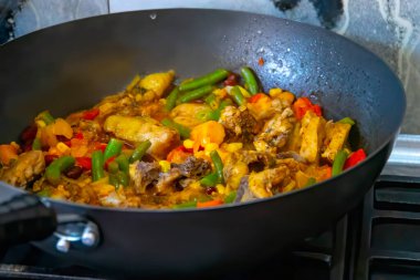 Koyu arkaplanda lezzetli ızgara sebzeler. Sağlıklı yemek, yaz yemeği konsepti..