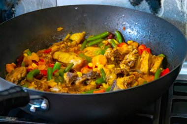 Koyu arkaplanda lezzetli ızgara sebzeler. Sağlıklı yemek, yaz yemeği konsepti..