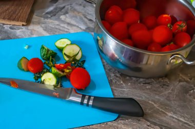 Arka planda kesilmiş taze domatesler. Domates hasadı. Sağlıklı yemek yapmak..