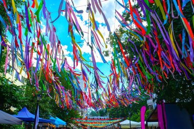 Bahçede parti var. Tatil hazırlıkları ve bahçeyi renkli kurdelelerle süslemek.