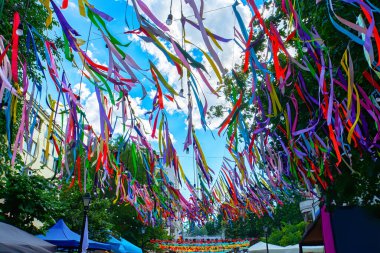 Bahçede parti var. Tatil hazırlıkları ve bahçeyi renkli kurdelelerle süslemek.