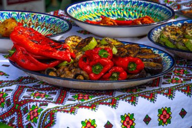 Izgara kırmızı biber ızgara tabağı, yakın çekim, üst görünüm. Vejetaryen organik gıda