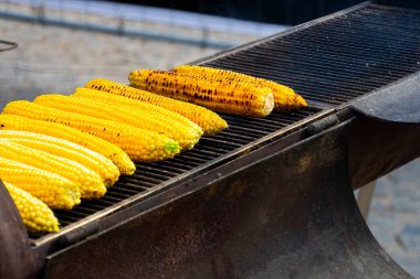 Sıcak ve lezzetli ızgara mısır yakın çekim