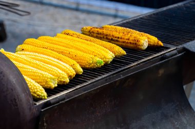 Sıcak ve lezzetli ızgara mısır yakın çekim