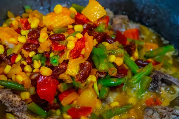 배경의 프라이팬에는 맛있는 야채가 건강에 — 스톡 사진