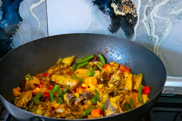 在黑暗的背景下 烤蔬菜的味道很好 健康食品 夏季食品概念 — 图库照片