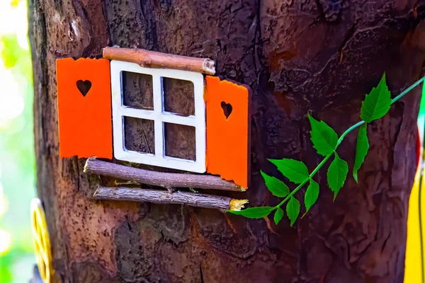 Büyülü Elf Cüce Evinin Büyülü Pencereli Bir Peri Masalı Ormanı — Stok fotoğraf