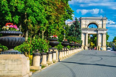 Kishinev, Moldova 12.09.2022. Stefan cel Mare Bulvarı Moldova 'nın başkenti Kishinev' in merkezinde güneşli bir sonbahar gününde.
