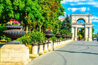 Kishinev, Moldova 12.09.2022. Stefan cel Mare Bulvarı Moldova 'nın başkenti Kishinev' in merkezinde güneşli bir sonbahar gününde.