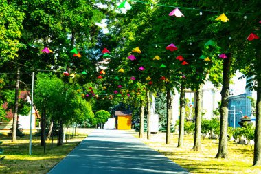Kishinev, Moldova 12.09.2022. Stefan cel Mare Bulvarı Moldova 'nın başkenti Kishinev' in merkezinde güneşli bir sonbahar gününde.