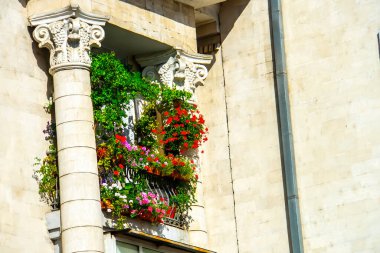 dekore edilmiş balkon, Akdeniz iklimi flora ve mimari