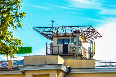 Şehrin manzaralı çatısı olan helikopter pisti.