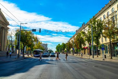 Kishinev, Moldova 12.09.2022. Stefan cel Mare Bulvarı Moldova 'nın başkenti Kishinev' in merkezinde güneşli bir sonbahar gününde.