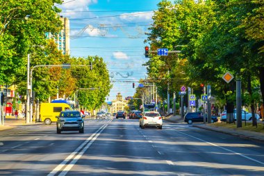 Kishinev, Moldova 12.09.2022. Stefan cel Mare Bulvarı Moldova 'nın başkenti Kishinev' in merkezinde güneşli bir sonbahar gününde.