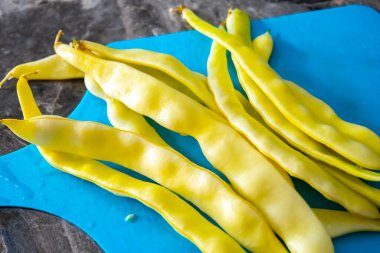 Sarı fasulye, organik sebze, masada taze fasulye, vegan gıda konsepti.