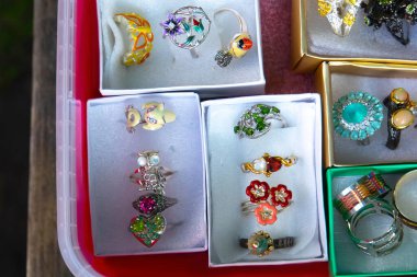 Hediye kutusunda saf gümüş yüzükler.