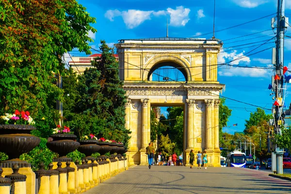 Kishinev, Moldova 12.09.2022. Stefan cel Mare Bulvarı Moldova 'nın başkenti Kishinev' in merkezinde güneşli bir sonbahar gününde.