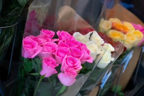 Conceito Negócio Floral Fundo Borrão Com Buquê Rosas Loja Flores — Fotografia de Stock