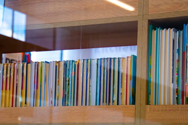 Деревянный Шкаф Книгами — стоковое фото