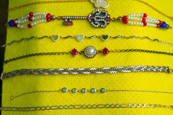 Bracciali Argento Sterling Sfondo Giallo — Foto Stock