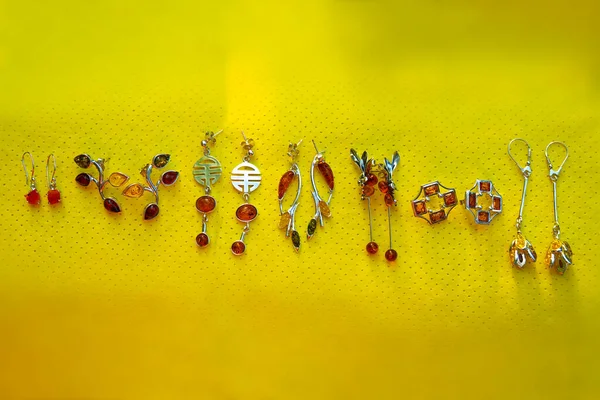 Σκουλαρίκια Ασημένια Κίτρινο Φόντο — Φωτογραφία Αρχείου