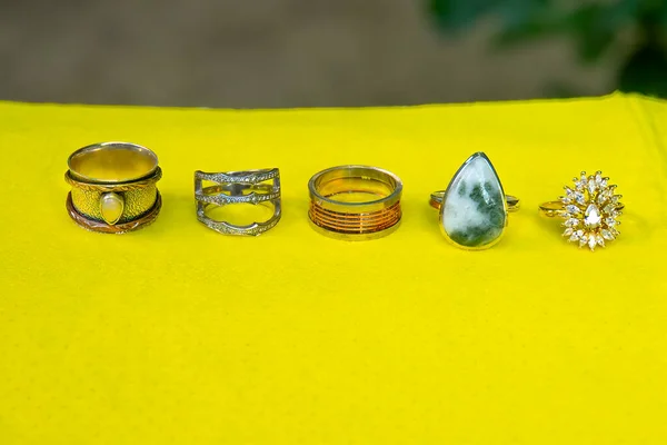Sterling Silber Ringe Auf Gelbem Hintergrund — Stockfoto