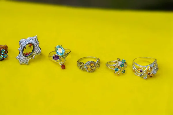 Anillos Plata Ley Sobre Fondo Amarillo — Foto de Stock