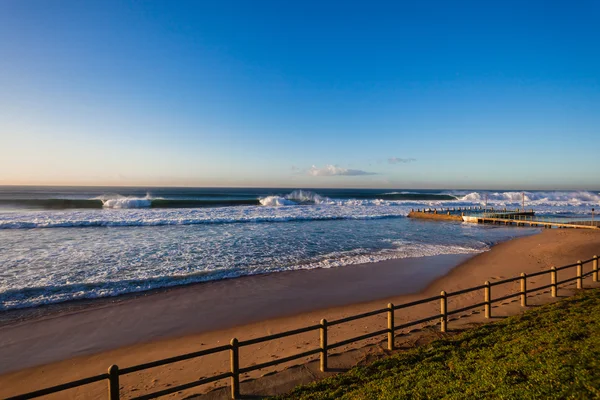 Stranden tidvatten pool blå vågor — Stockfoto