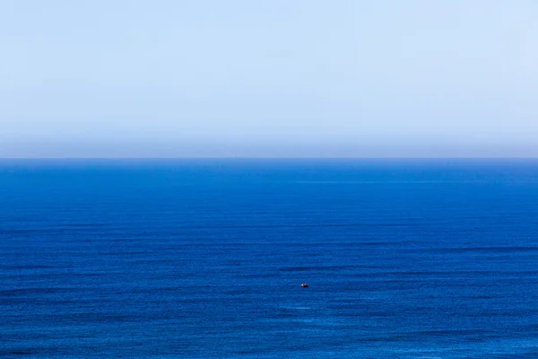 Horizon des eaux d'un bleu océan — Photo