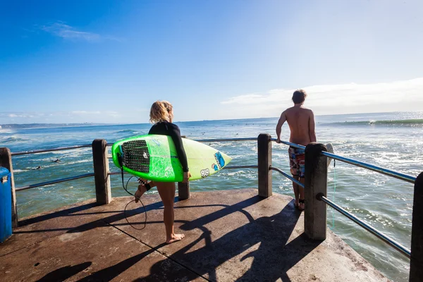 Surfing flicka pojke pier hoppa — Stockfoto