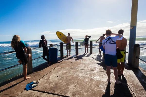 サーフィン サーファー群衆桟橋ジャンプ — ストック写真