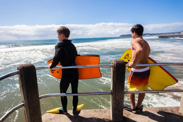 Surfing kropp-internatelever pier hoppa — Stockfoto