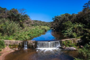 küçük nehir weir şelale
