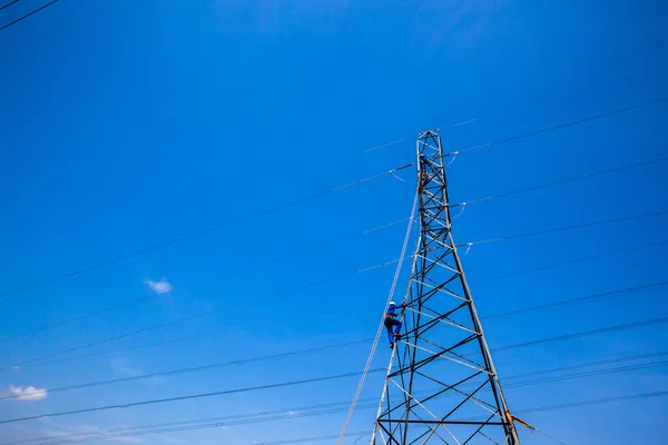 Elektrik kablolarının kule bakım — Stok fotoğraf