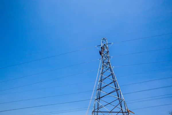 電気ケーブルの塔のメンテナンス — ストック写真
