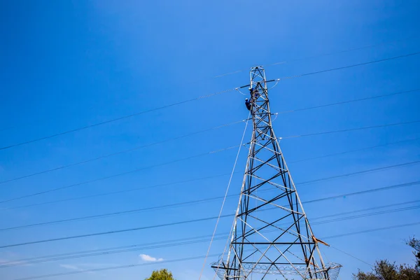 Manutenção da torre de cabos elétricos — Fotografia de Stock