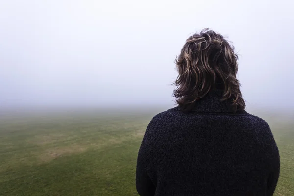 Mujer buscando estaciones de niebla —  Fotos de Stock