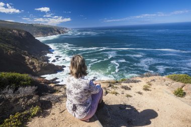 uzun yürüyüşe çıkan kimse kayalık sahil mavi okyanus