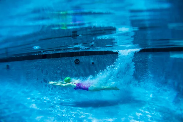 Kız sualtı havuzu yaz yüzüyor — Stok fotoğraf