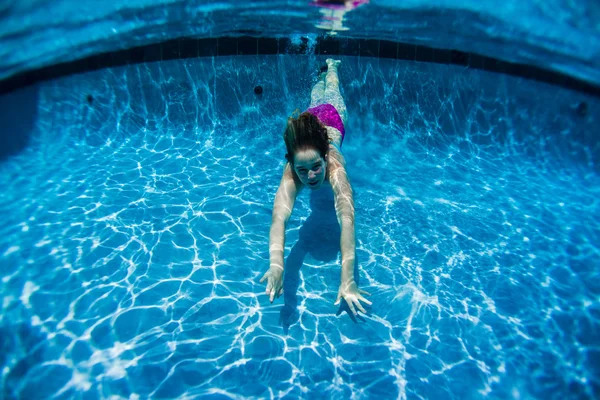 Girl Swims Underwater Pool Summer — Stock Photo, Image