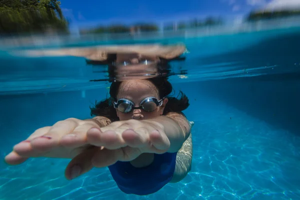 Flicka undervattens pool speltid — Stockfoto